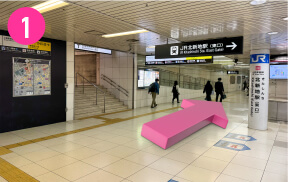 ①JR北新地駅東口改札を出て右に進みます