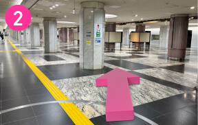 ②右奥にあるエスカレーターに向けて歩きます。