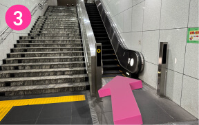 ③エスカレーターに乗ります。
