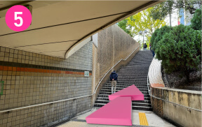 ⑤階段を上がります。