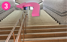 ③階段を上がり左折します。