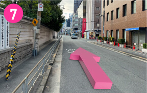 ⑦しばらくそのまま直進します。