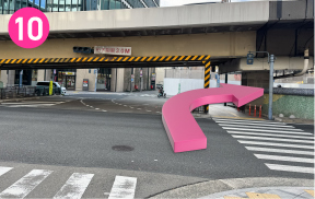 ⑩横断歩道を渡って右折します。